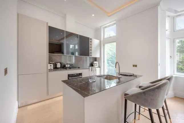 Flat to rent in Palace Court, Bayswater W2