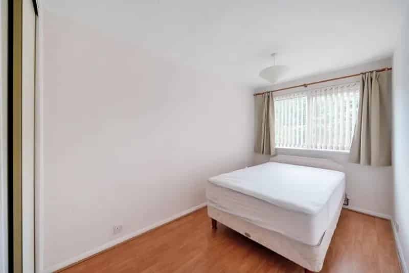 Beckenham Apartment: 640 sq ft, Modern Fittings, Large Garage