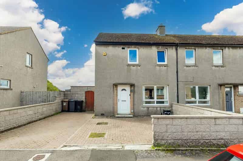Two-Bedroom End-of-Terrace House Near Amenities