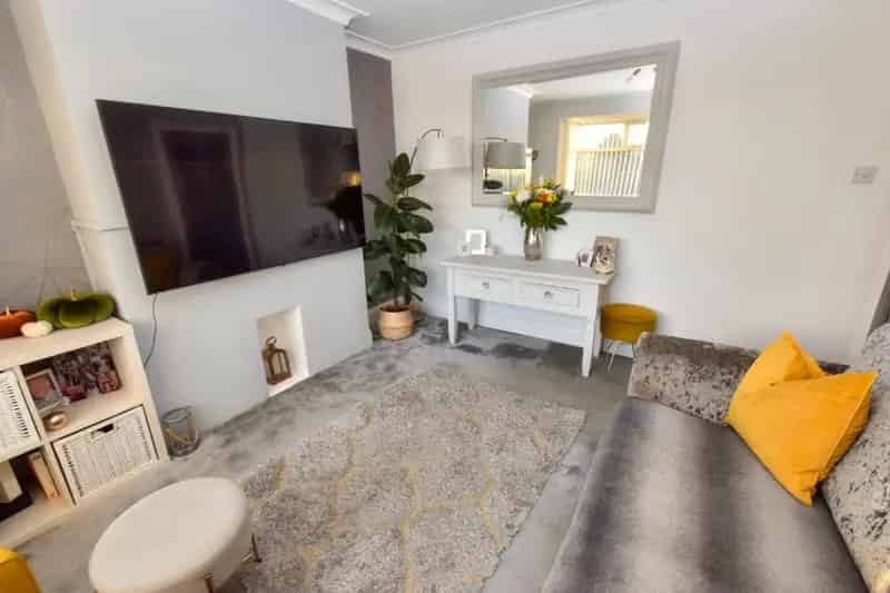 Cosy Mid-Terraced Home Near Leeds City Centre