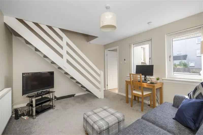 1 Bed Terraced House Near Commuter Links