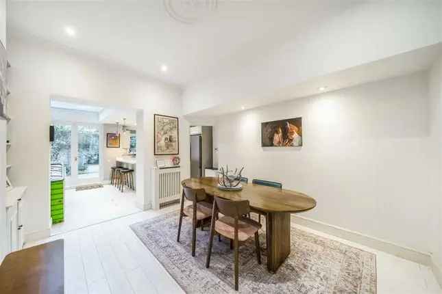 Three Bedroom Apartment for Sale in Pimlico, London