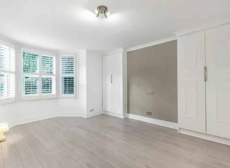 Refurbished 2-Bed Flat 926 sq ft Garden Parking