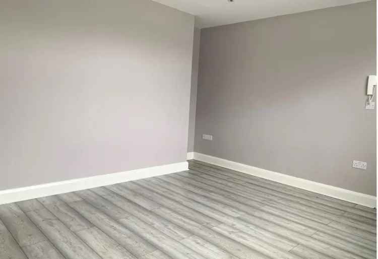 1-Bedroom Ground Floor Apartment Near Bushey Station