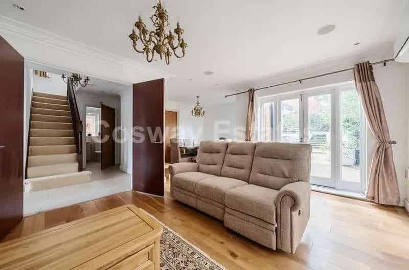 7 bed house for sale