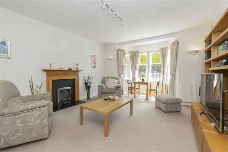 5 Bed Detached House with 2 Reception Rooms and Garage