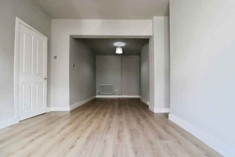 3 Bedroom Bay Fronted House New Kitchen and Garden Zero Deposit