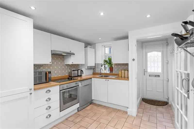 1 Bed Basement Flat - Modern Kitchen & Private Gardens