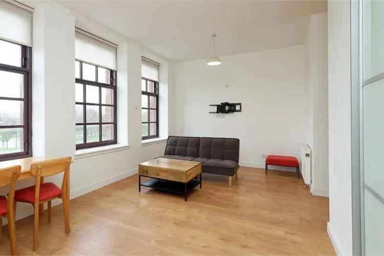 1 Bed Flat Glasgow Green Views Private Parking Modern Kitchen