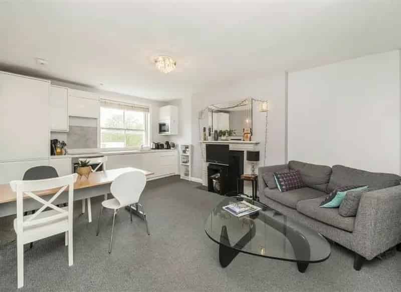3 Bedroom Victorian Apartment near Hyde Park