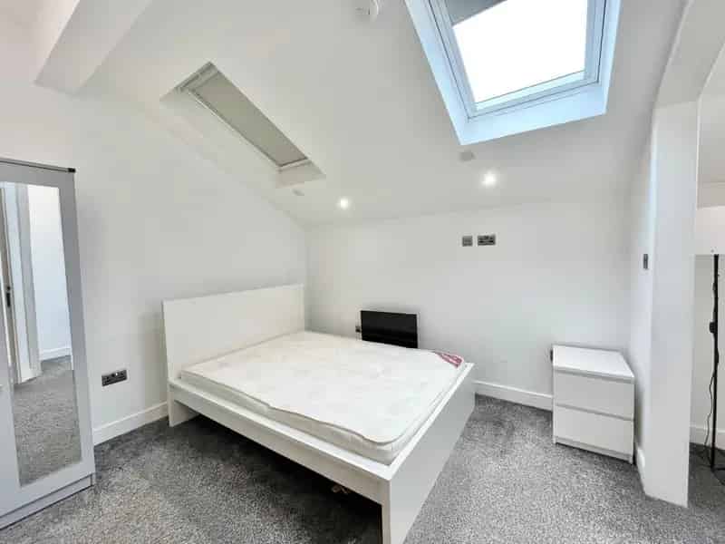 Modern Double Room in City Centre Flat Share