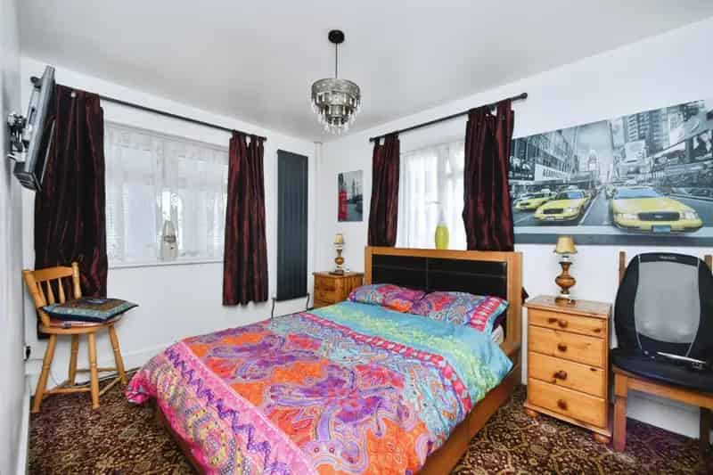 Six Bedroom Detached House with Garden and Garage