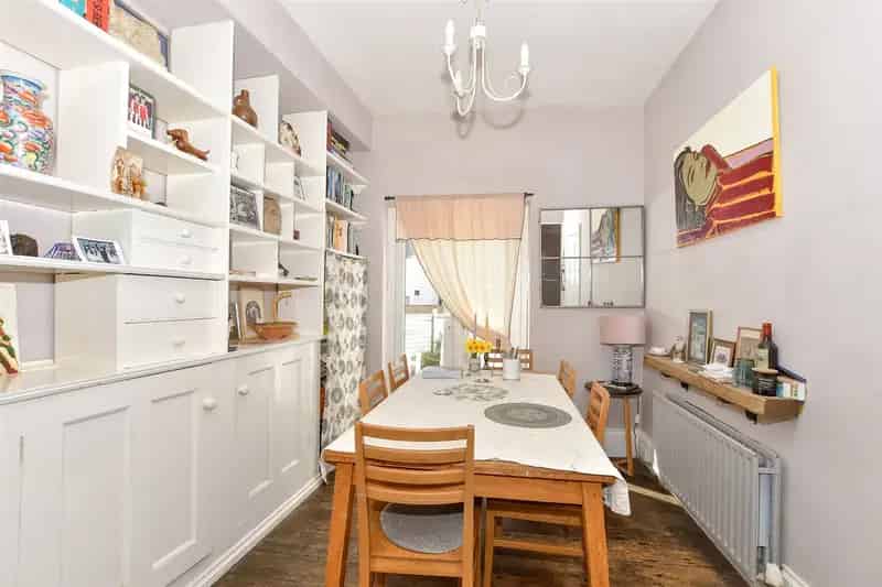 4 Bedroom Family Home Near Brighton Train Station