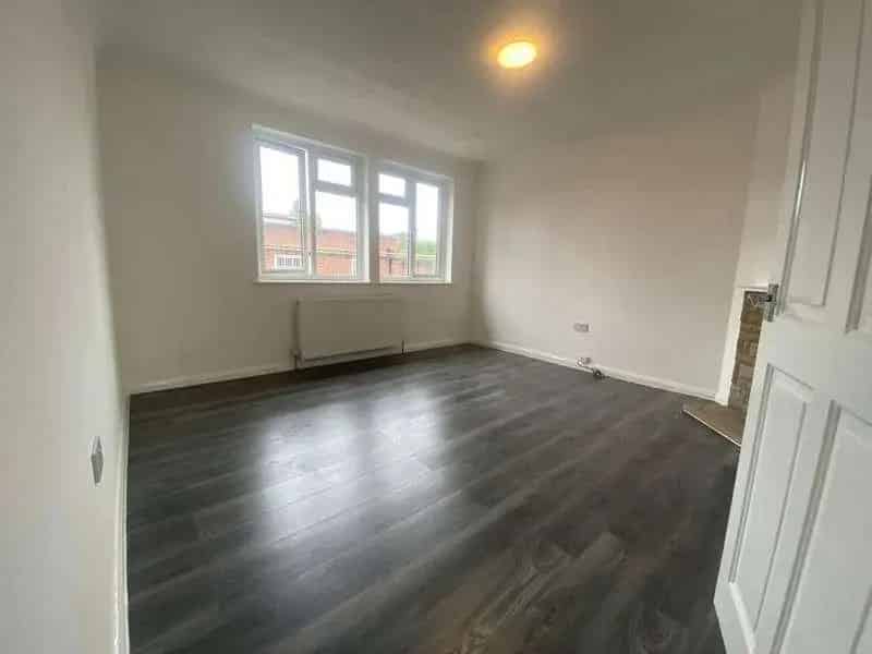2 Bed Flat for Sale Mill Hill Broadway Newly Refurbished Garage Garden