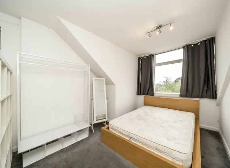 Top Floor Studio Flat near Ealing Cricket Club