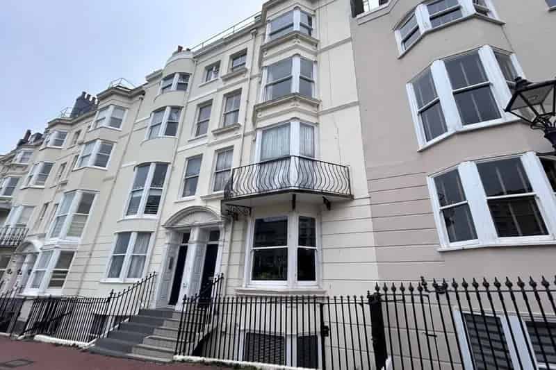 Brighton New Steine 2-Bed Flat with Parking Zero Deposit Option