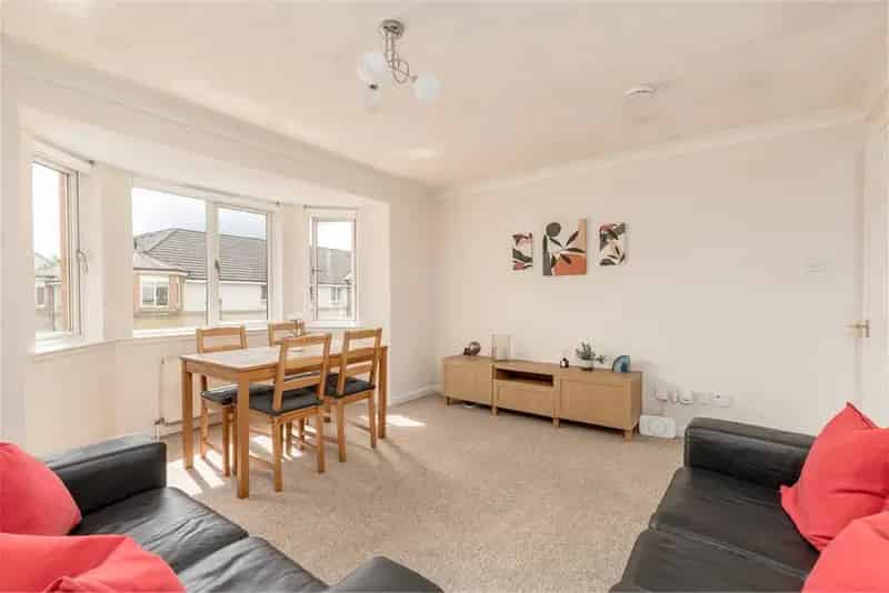 2 Bed Top Floor Flat Dalry New Kitchen and Bathroom