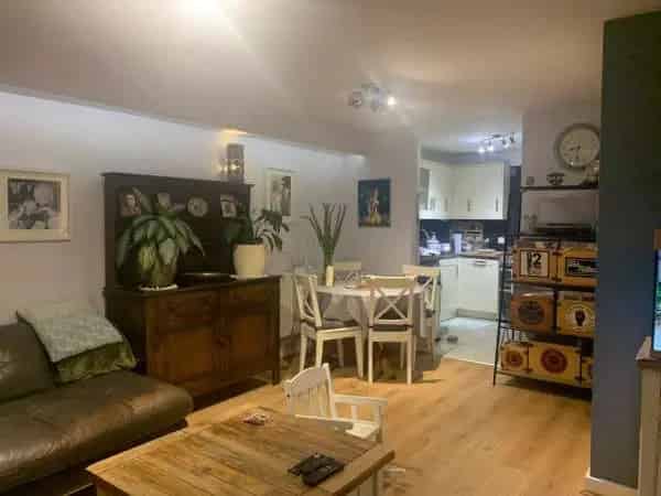Lovely 2 Bed Flat Near Park Shops Schools Station