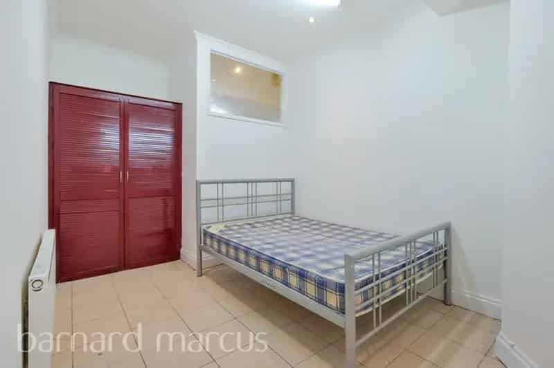 3 Double Bedroom Apartment Shepherds Bush Road Available Now