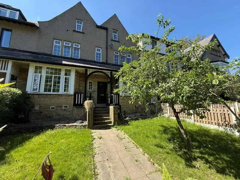 6 Bedroom House for Sale Near Heaton Village