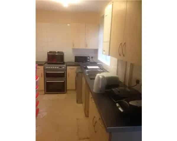 2 Bed Semi Detached House West London Large Garden Close To Transport