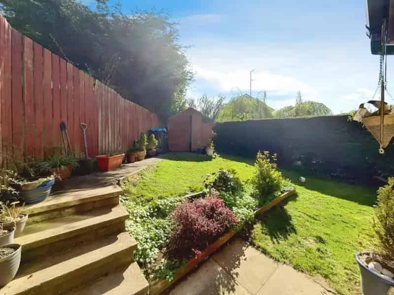 2 Bedroom First Floor Flat Harrogate - Private Garden Parking Garage