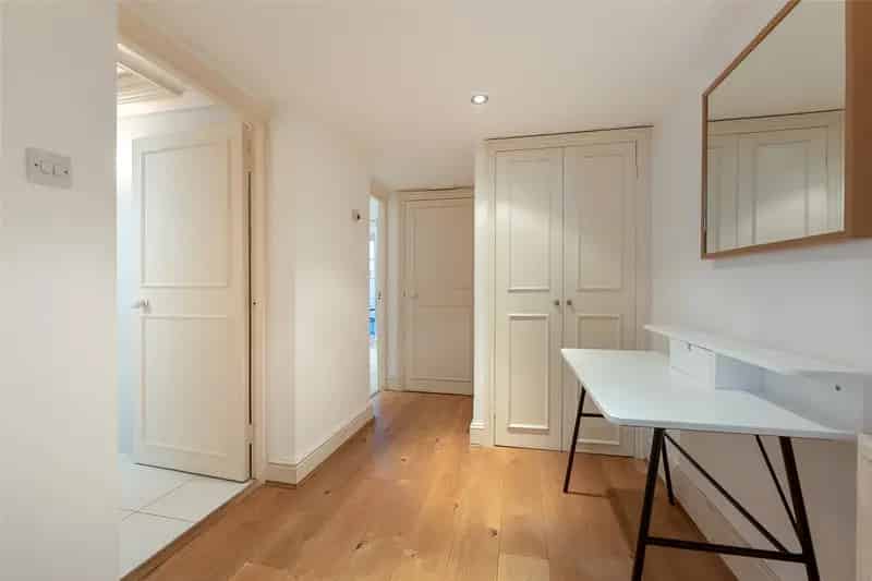 2 Bedroom Flat Apartment in London Eccleston Square Chain Free