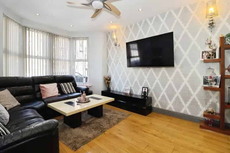 Spacious 4 Bedroom Victorian House with 2 Bathrooms and Garden