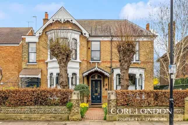 Detached House for Sale in Acton W3 Near Ealing Common