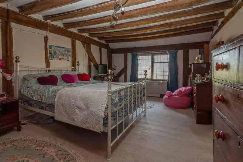 6 Bed Grade II Listed Farmhouse 2.8 Acres