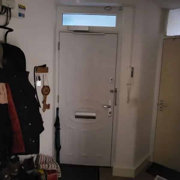 2 Bedroom Flat with Large Kitchen and Laundry Room