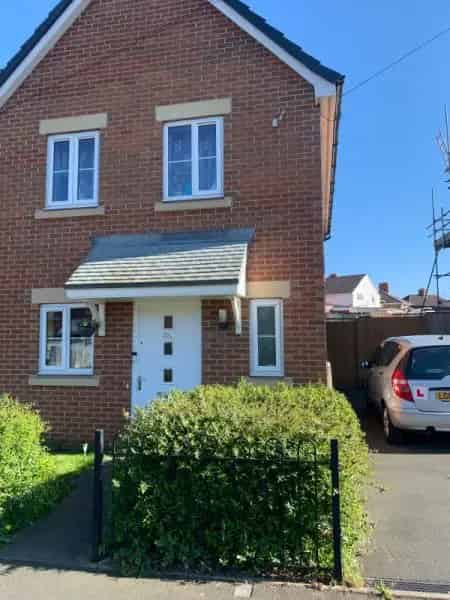 2015 Semi-Detached House with Driveway and Garden