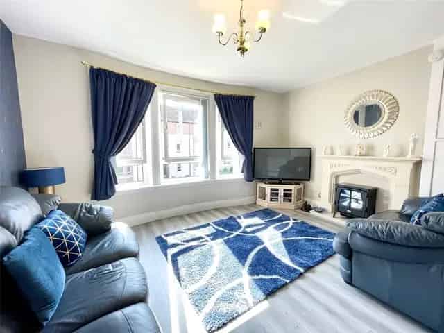 2 Bedroom Flat for Sale Near Dumbarton Road