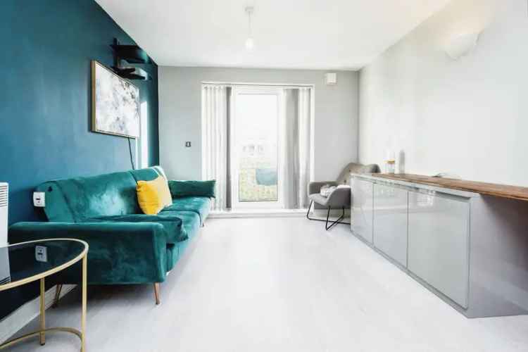 One Bedroom Apartment Stratford - Large Double Bedroom Balcony Modern Kitchen