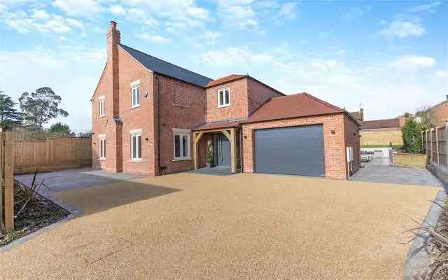 Luxury 5 Bed House with Stunning Open Plan Kitchen and Landscaped Gardens