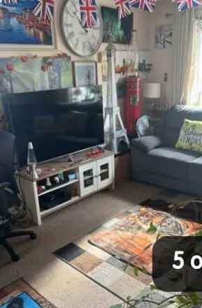 Flat For Rent in Horsham, England