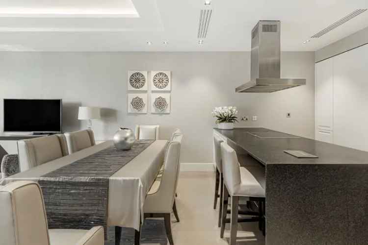 Luxury Kensington Apartment with Spa Access and Parking