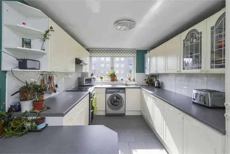2 Bed Flat First Floor 1 Reception Room Leith