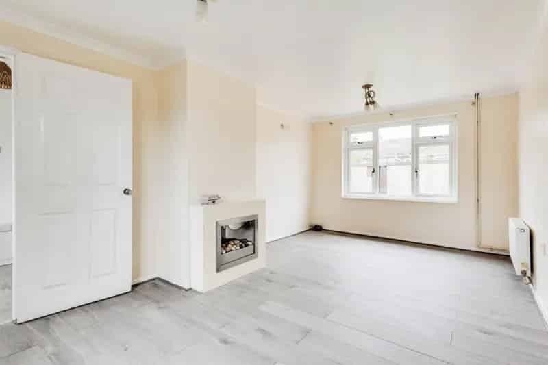3 Bedroom House in Penhill Recently Renovated