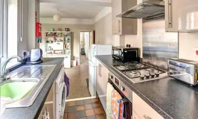 4 Bedroom House with Bay Window and Family Kitchen