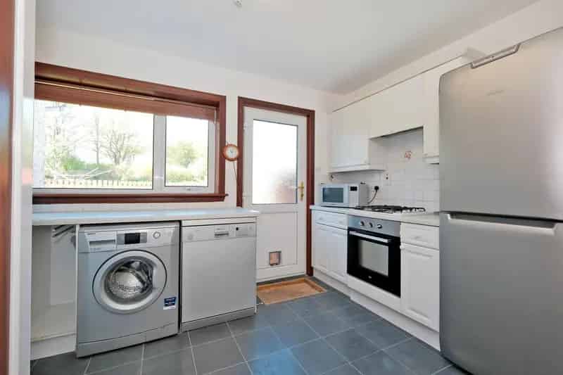 4 Bedroom End Terrace House with Garden and Garage