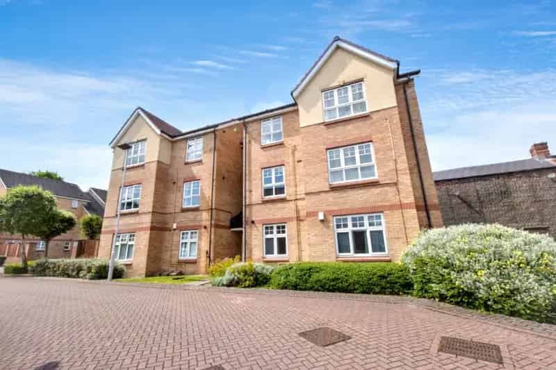 Spacious Two-Bedroom First Floor Apartment Near Leeds City Centre