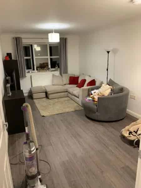 Large 2 Bed Flat Tinsley Lane Private Parking Close to Amenities