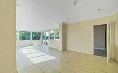 8 Bedroom House with Annexe Potential Large Garden Ample Parking