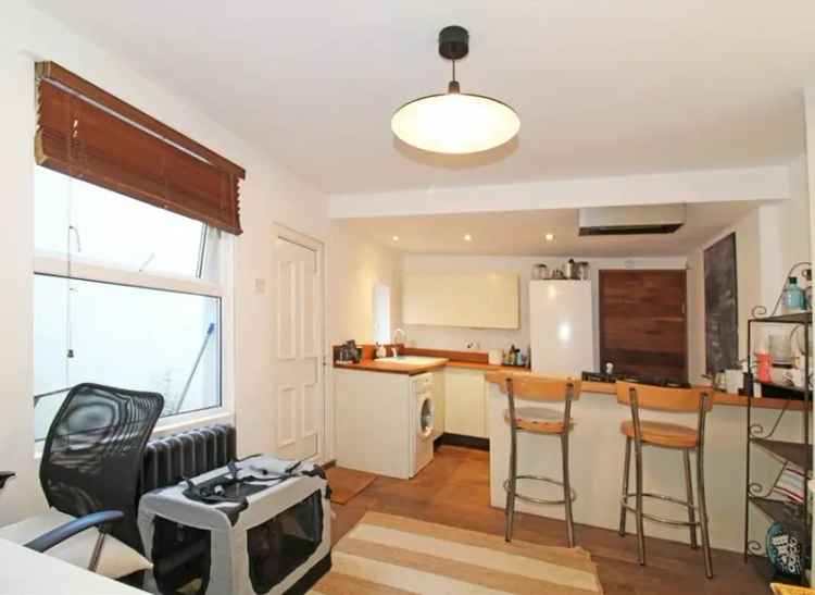 Spacious Ground Floor Garden Flat near Acton High Street