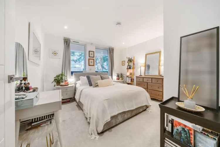 Flat For Sale in London, England