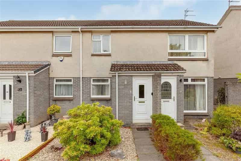 2 Bed Flat - Upper with 1 Reception Room