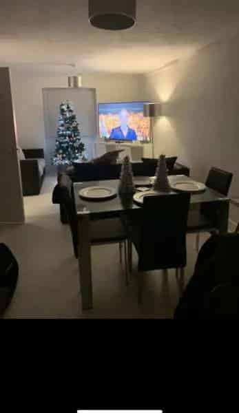2 Bed Ground Floor Maisonette with Large Garden