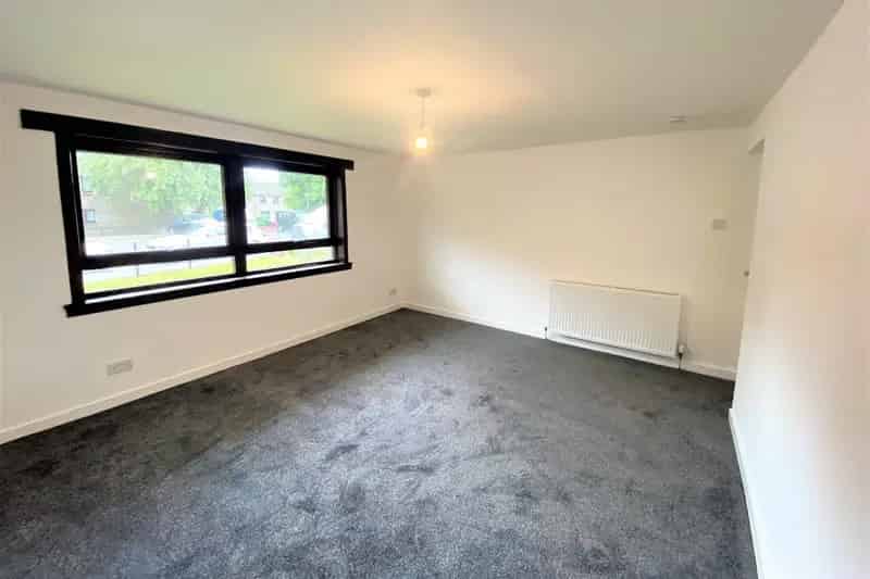 2-Bedroom Apartment with Private Garden - Modern Kitchen and Bathroom