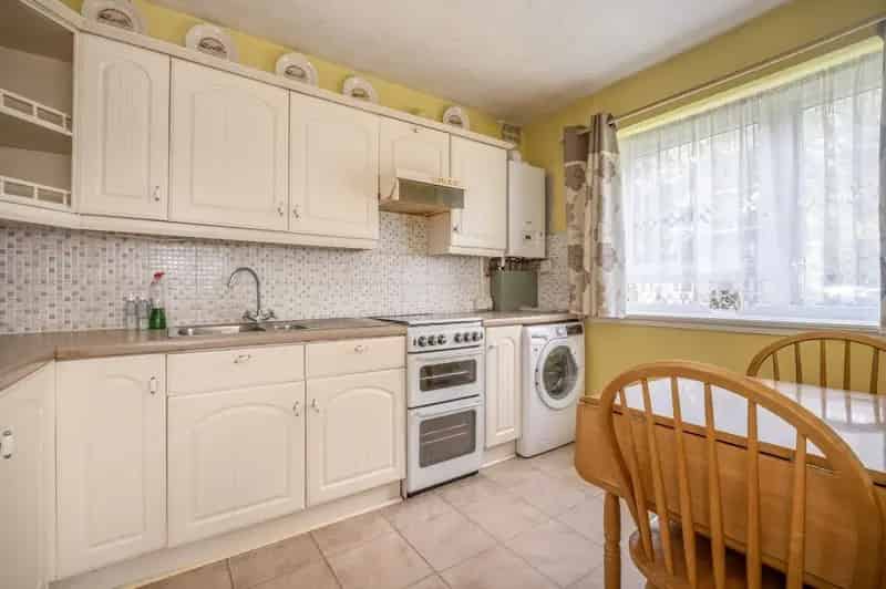 2 Double Bedroom Flat for Sale Near Tooting Broadway